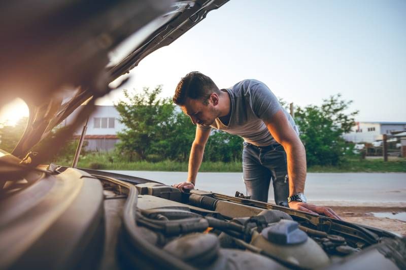 Cuando el coche esté apagado, apaga todas las luces y demás accesorios eléctricos.