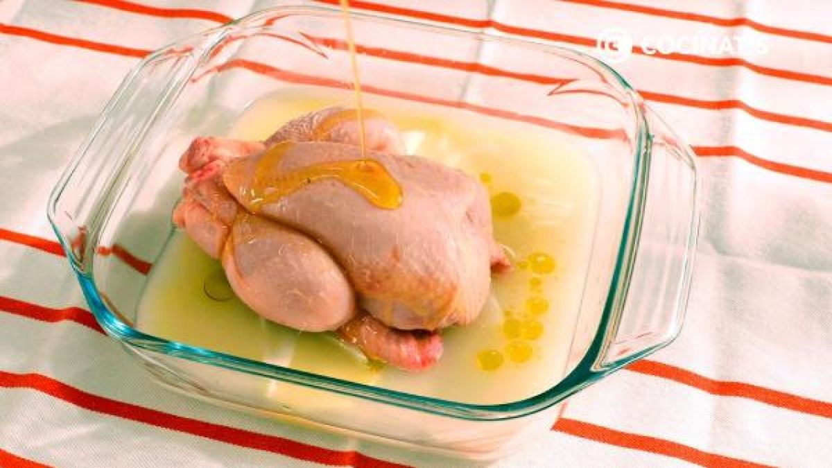 Receta de picantones al horno con patatas y cebolla  paso 4