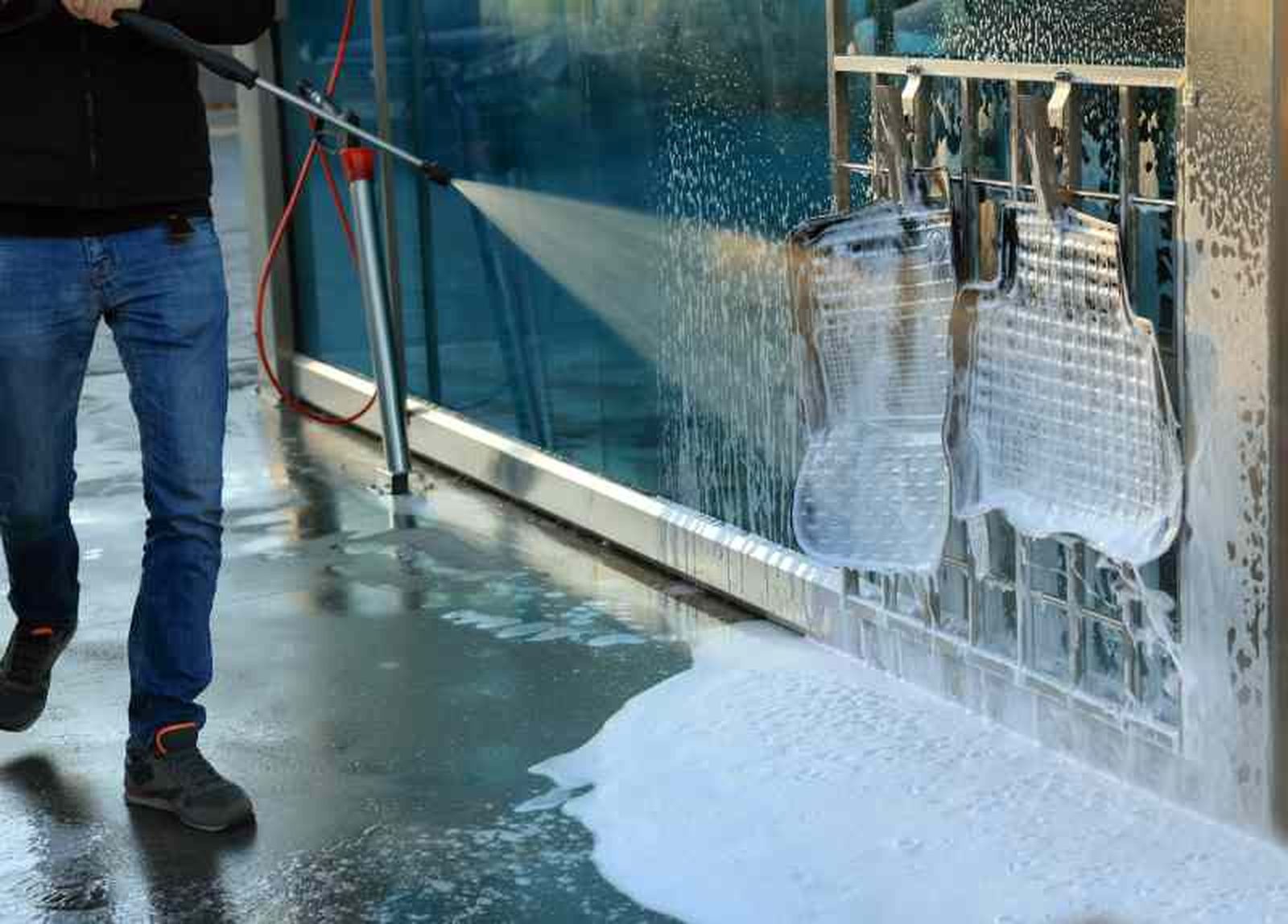 Las alfombras de goma se limpian fácilmente con agua a presión