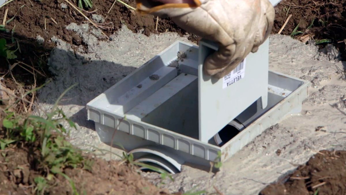 Cómo instalar un desagüe y una arqueta en el jardín paso 10