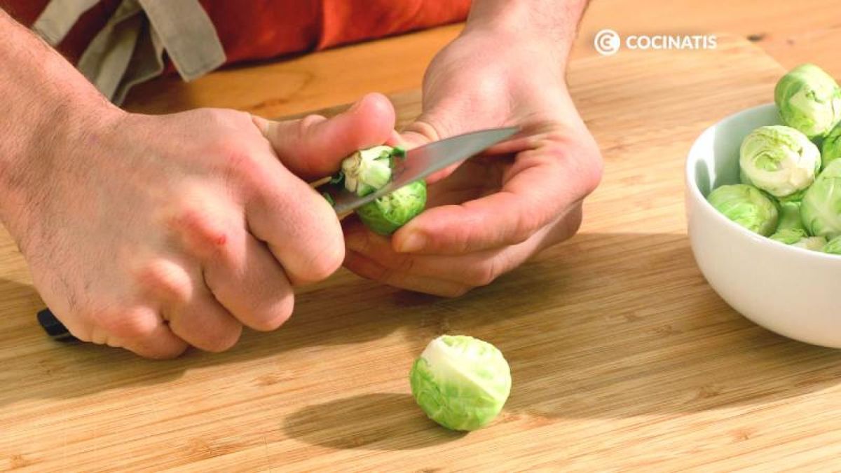 Corta los extremos de las coles y retírales las hojas externas