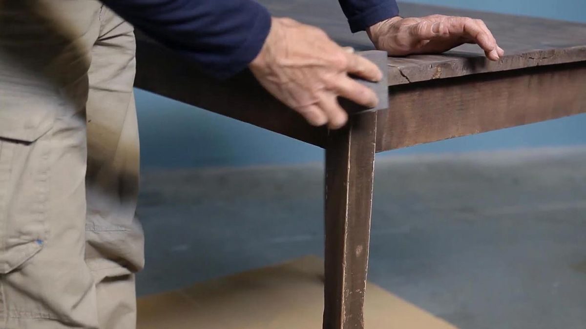 Como pintar una mesa con pintura al agua de efecto tiza paso 1