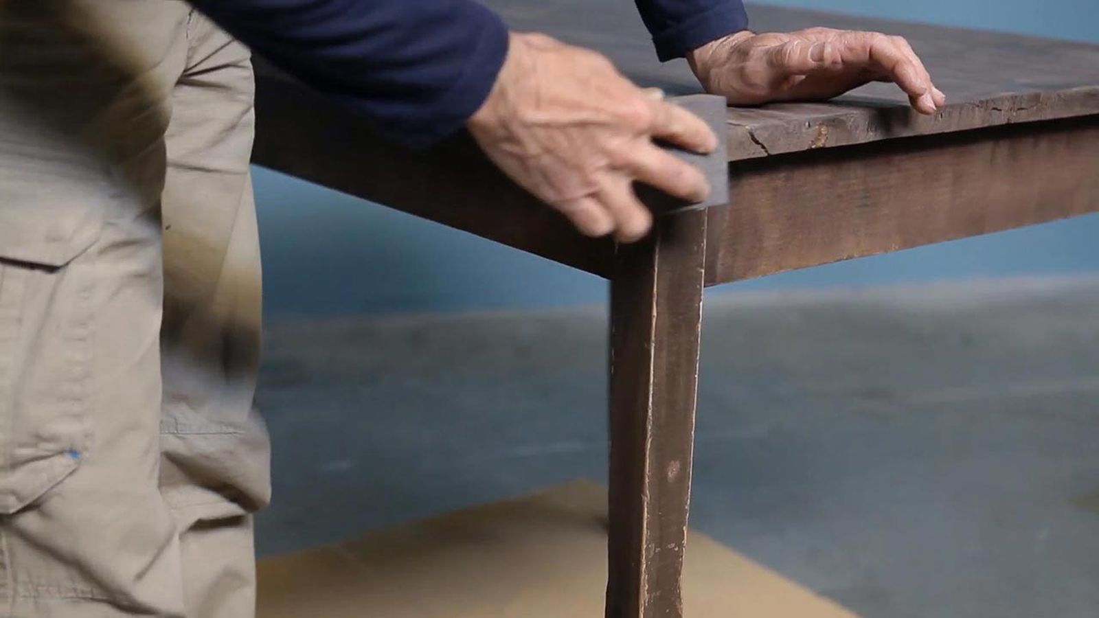 Como pintar una mesa con pintura al agua de efecto tiza paso 1