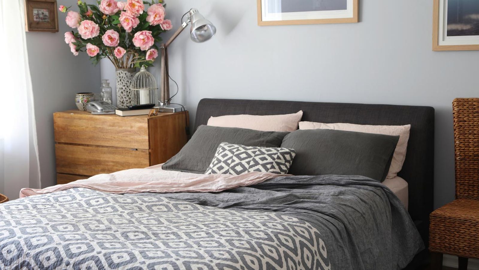 dormitorio gris complementos canape negro