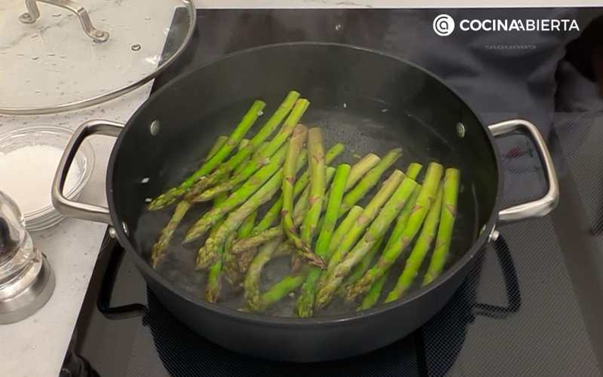 Cuece los espárragos verdes