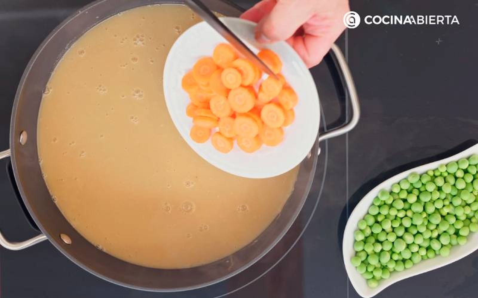 Elaboración de la receta de albóndigas con patatas - Añade zanahorias y guisantes
