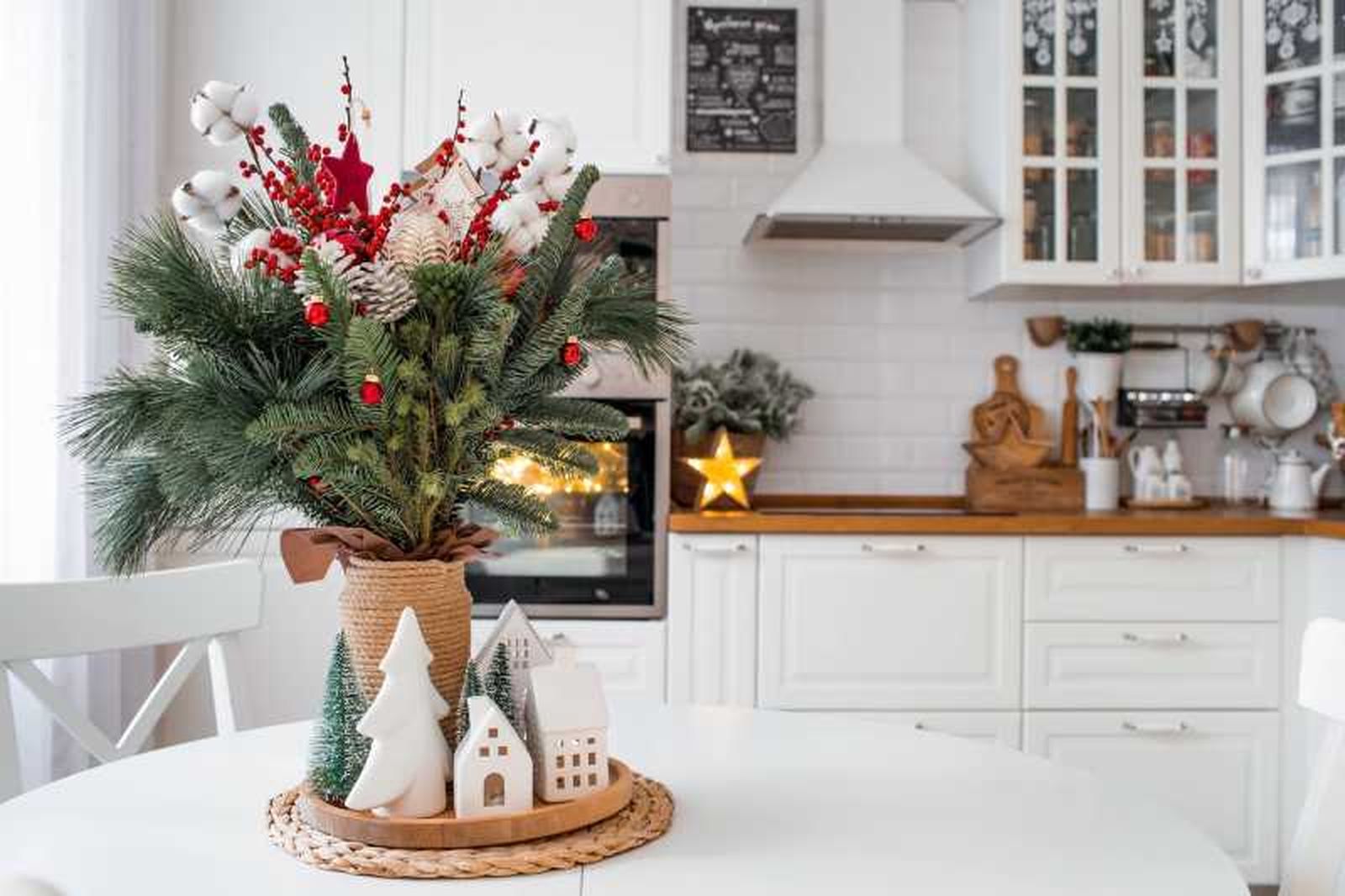 Cocina con decoración navideña nórdica con elementos naturales.
