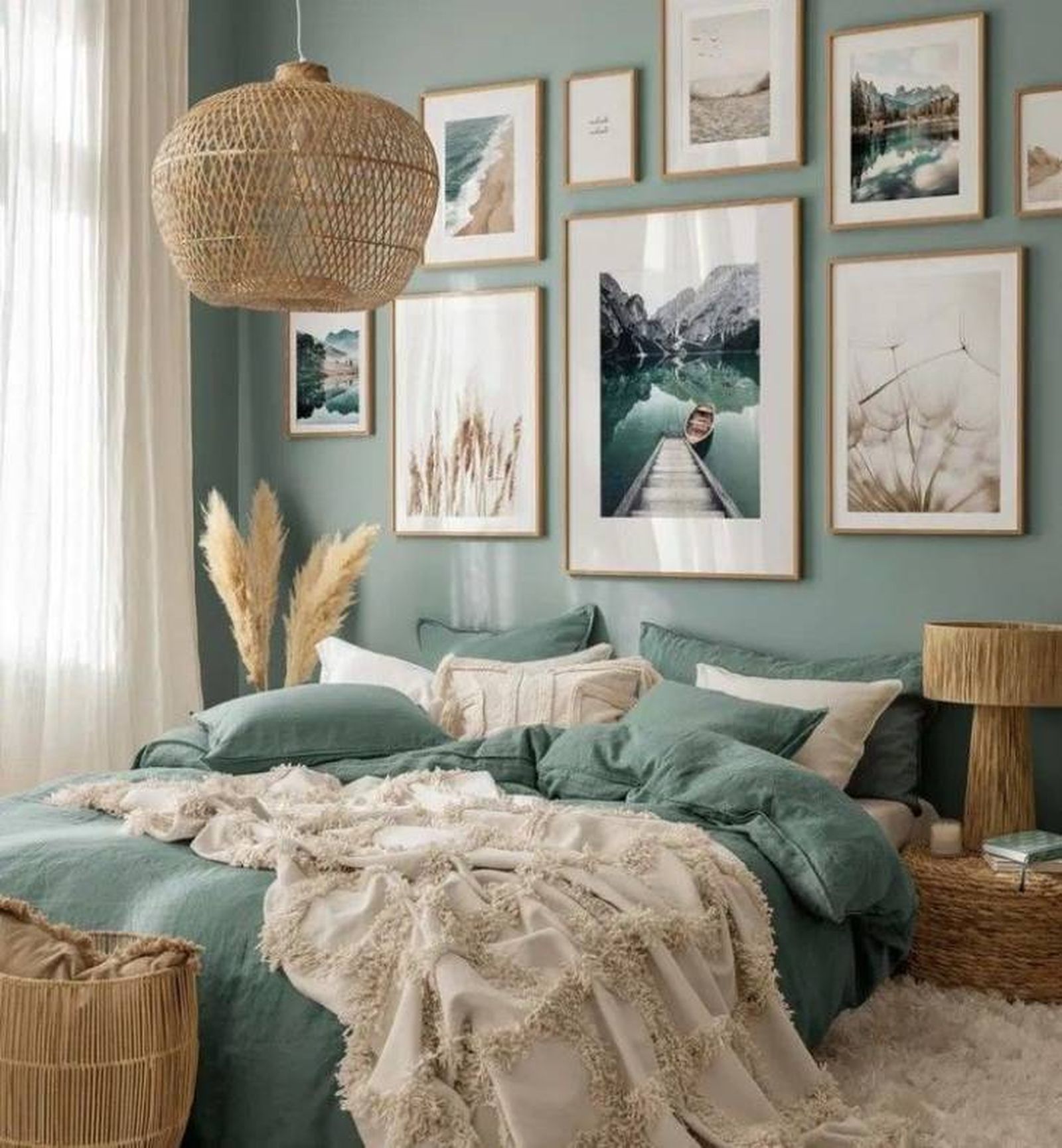 Dormitorio en color verde con muchas fotos en la pared.