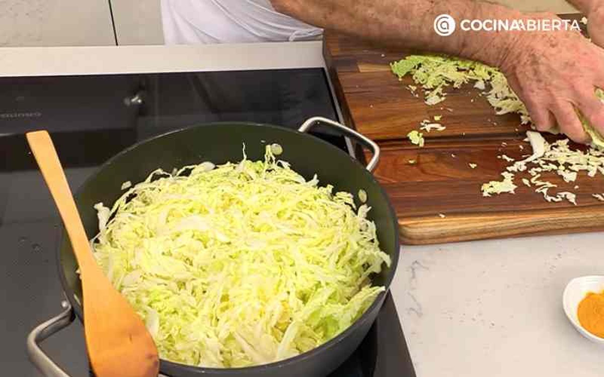 Cocina la col cortada en juliana fina