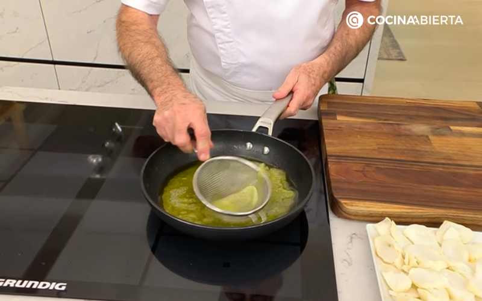 Karlos Arguiñano enseña ligar el pilpil con un colador