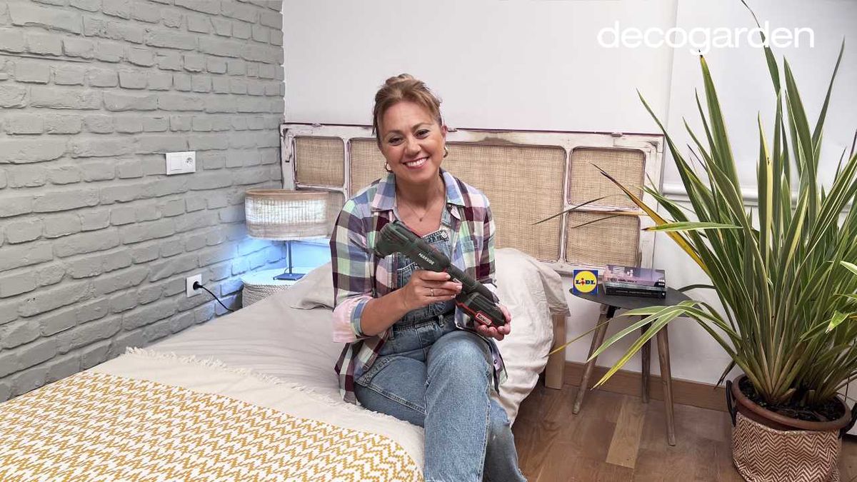 Yolanda Alzola en el dormitorio con cabecero de ratán artesanal.