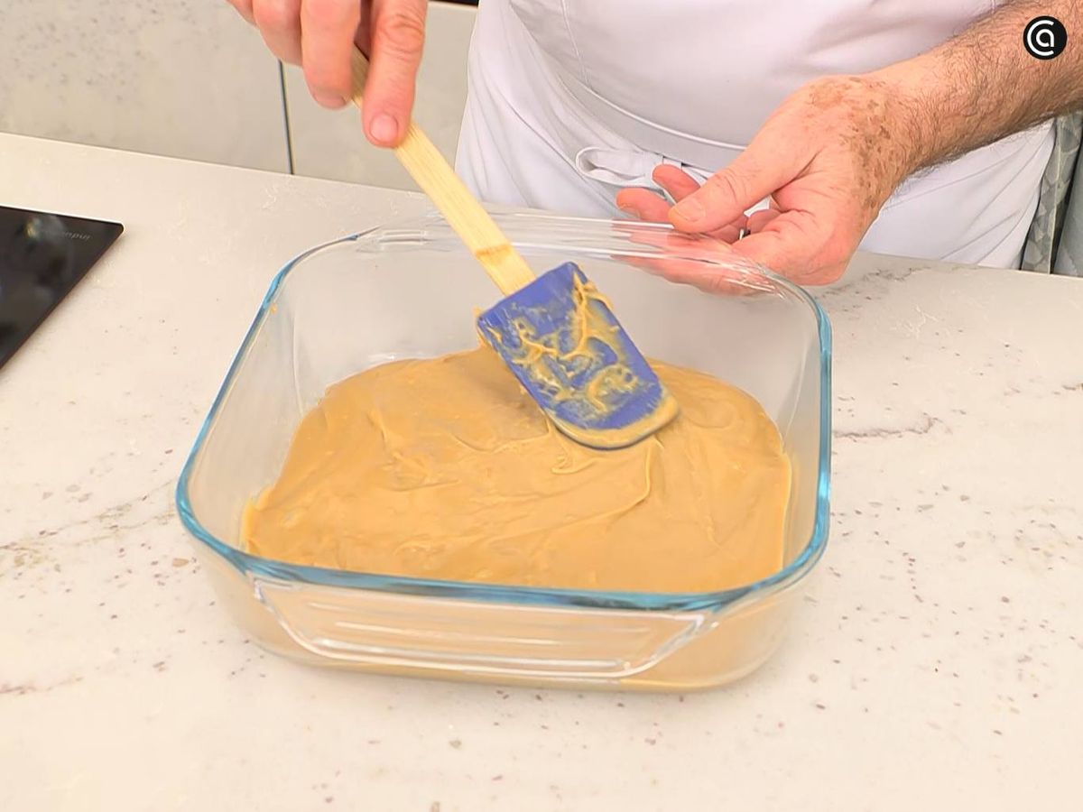 Vierte la mezcla en un recipiente de cristal