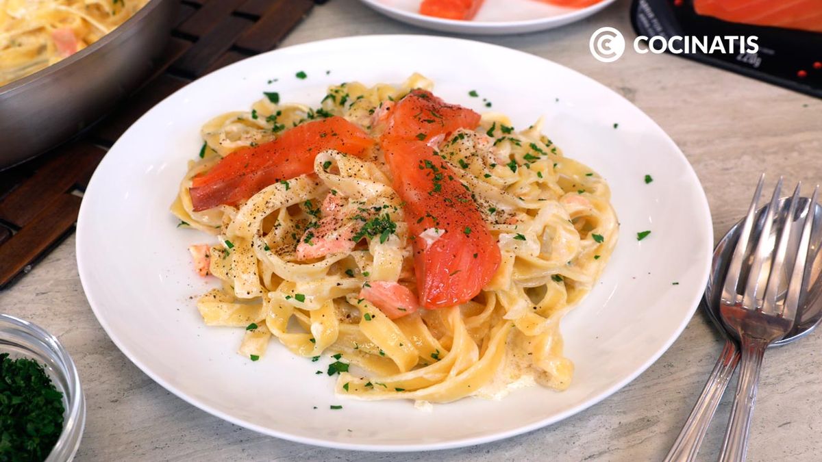 Receta de tiaglatelle con salmón ahumado y perejil