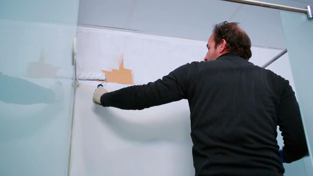 Cómo alisar una pared alicatada paso 7