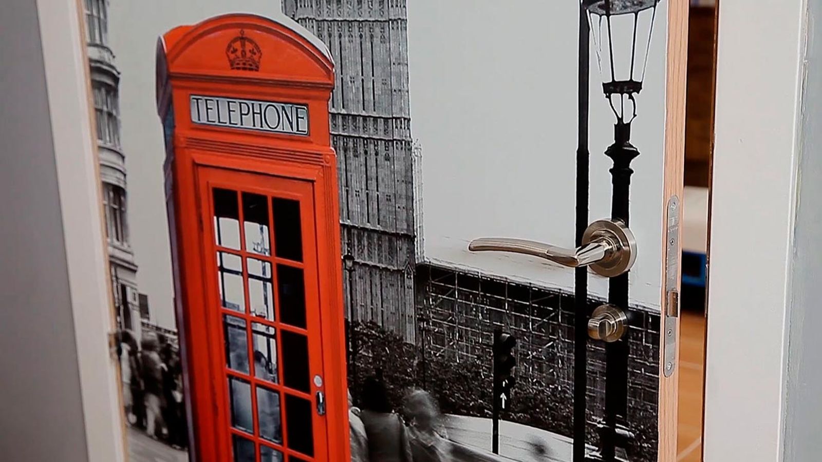 Cómo empapelar una puerta de interior