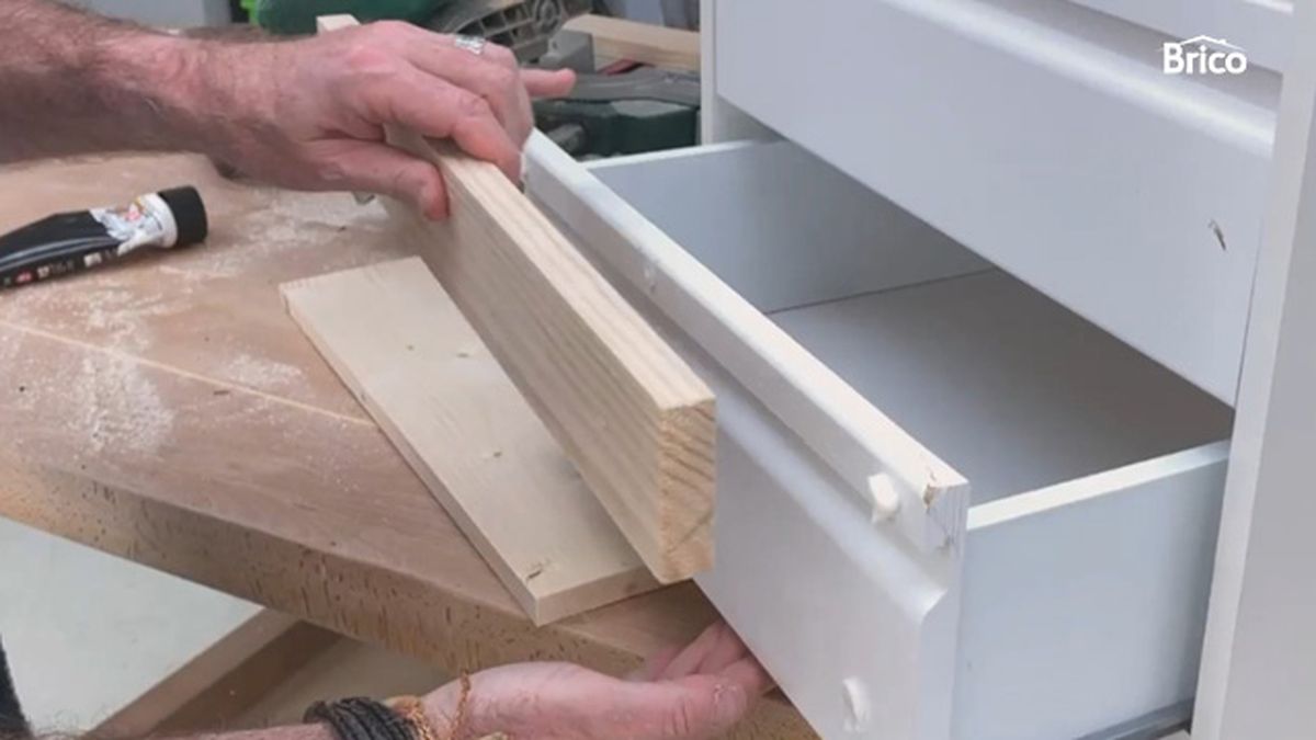 Como tunear una cómoda con madera paso 3