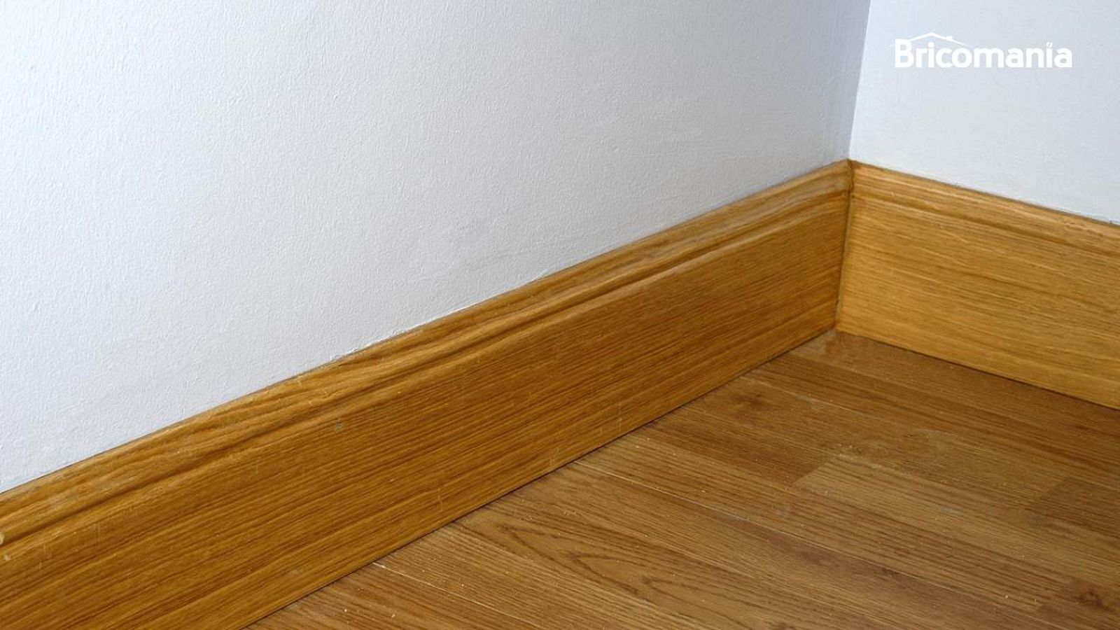 Un rodapié de madera en el salón