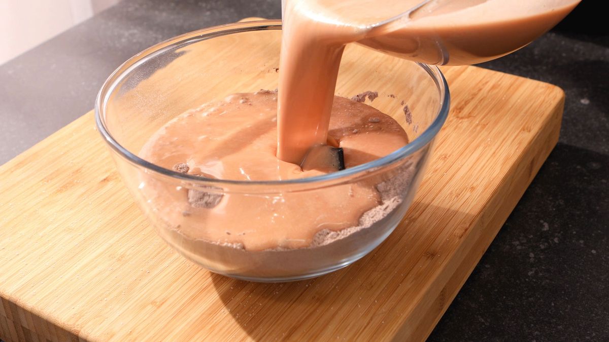 Bizcocho de chocolate con crema de queso   Paso 3