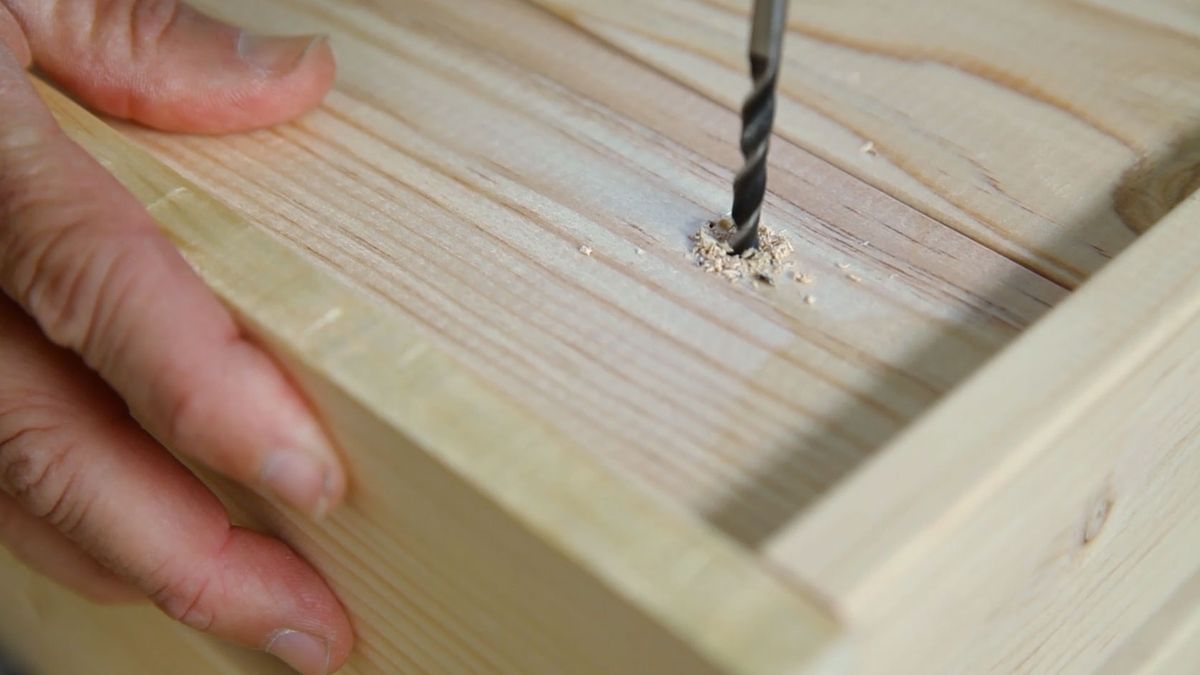 Hacer una mesilla de noche con una caja de madera paso 5