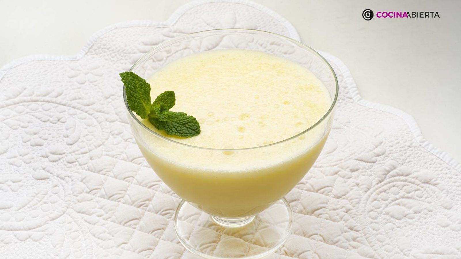 Aprende a elaborar una refrescante piña colada con la receta de Karlos Arguiñano
