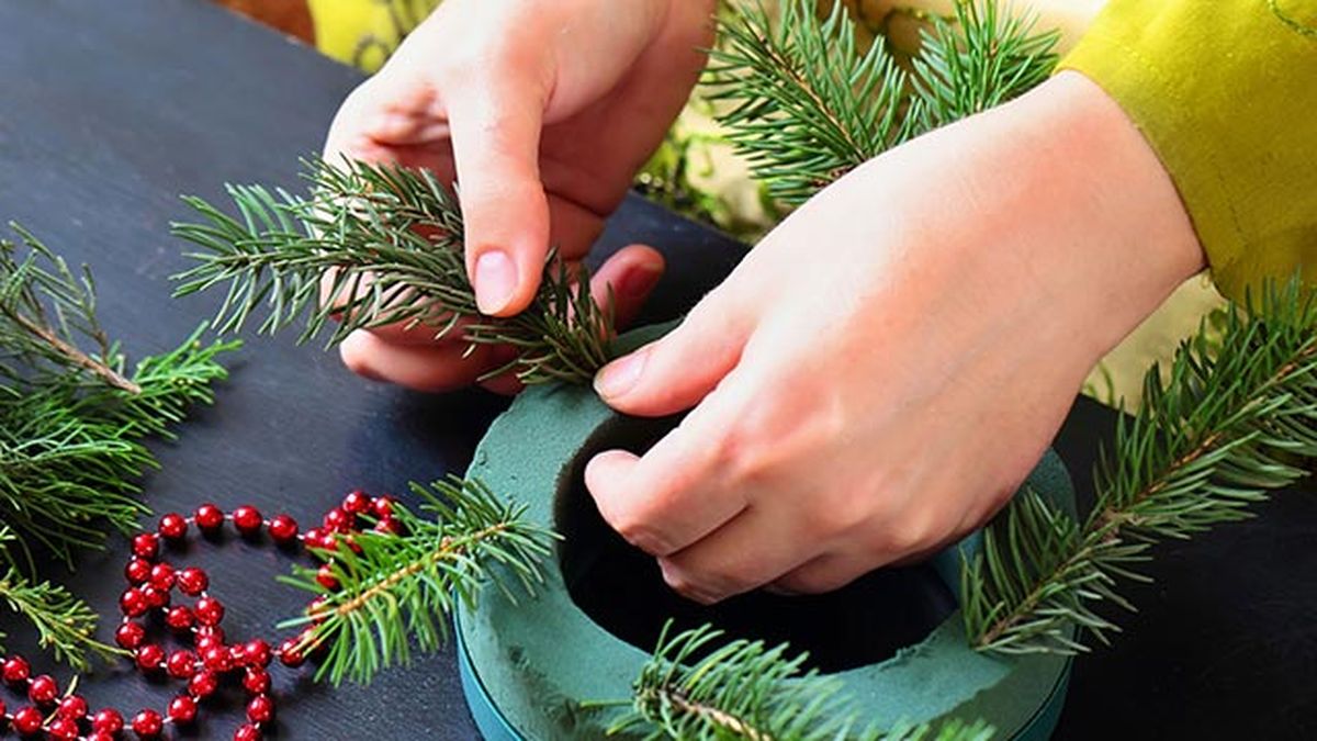 Cómo hacer una corona navideña pequeña paso 2
