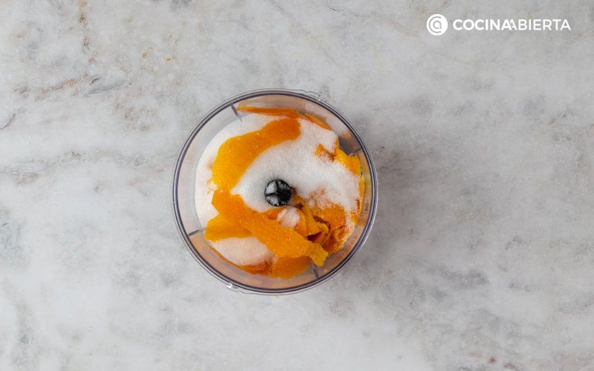 Tritura las pieles de naranja con el azúcar