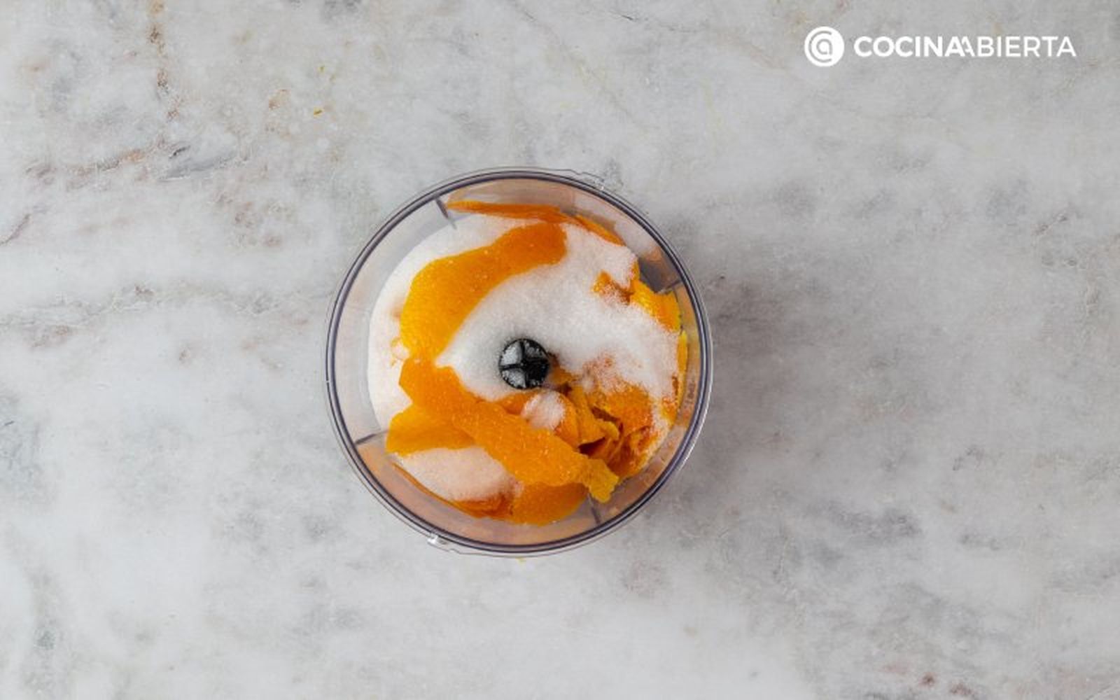 Tritura las pieles de naranja con el azúcar