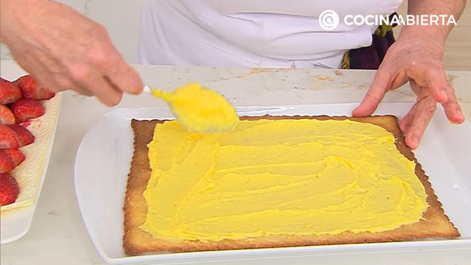 Receta tarta de fresas naturales nueces y crema pastelera postre facil al horno eva arguinano KARL6712 paso4