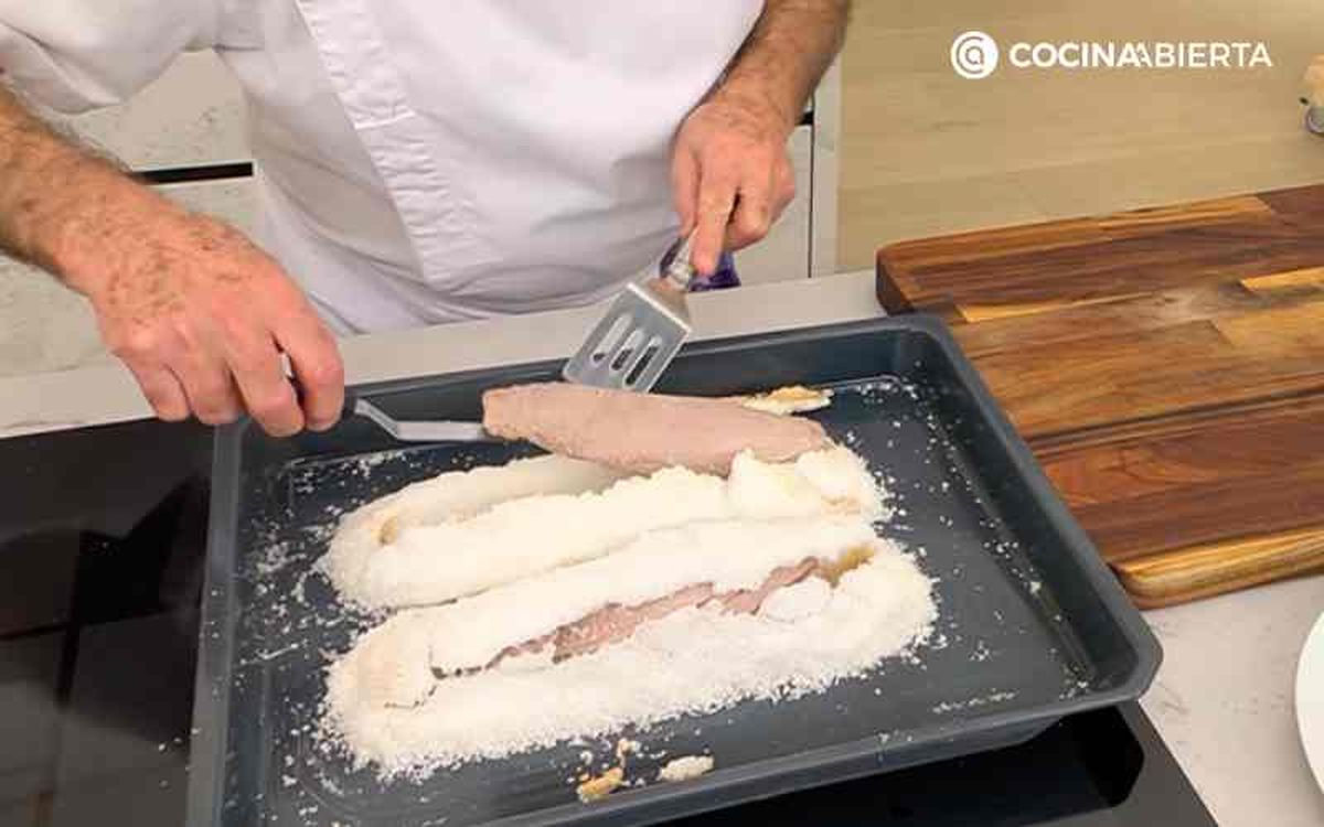 Retira la capa de sal de los solomillos