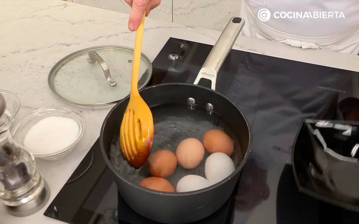 Elaboración de los huevos rellenos de atún- Cuece los huevos