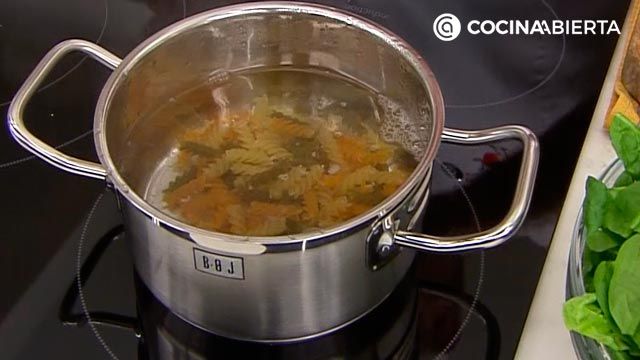 ensalada de espinacas y queso con albaricoques receta karlos arguinano karl67740321 paso1