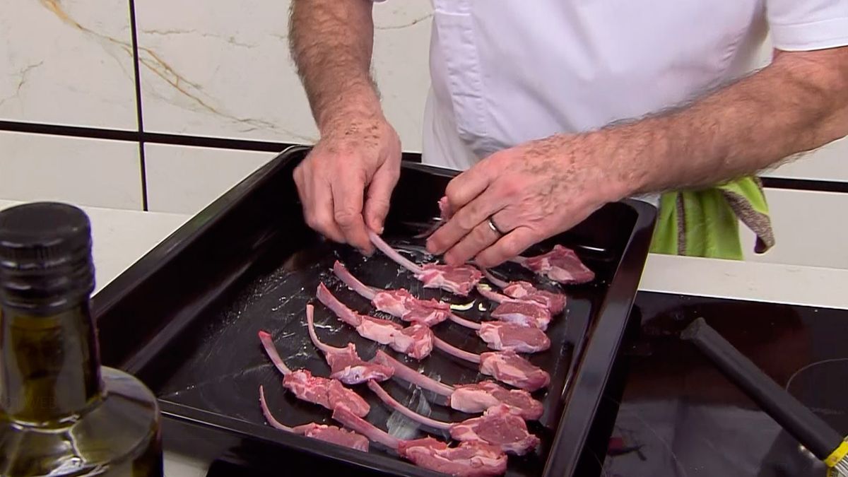 KARL66770321 chuletillas de cordero villeroy receta karlos arguinano paso1