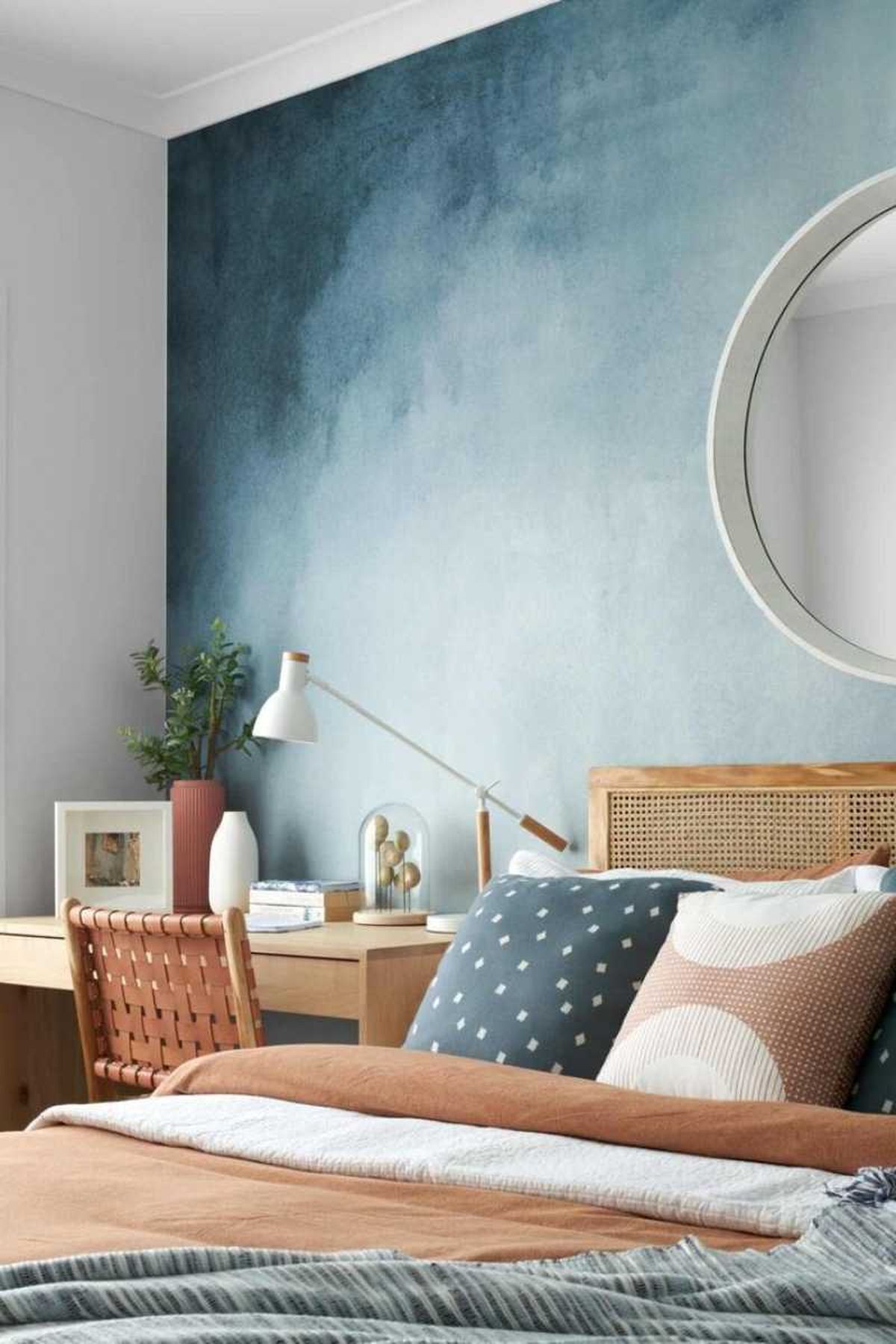 Dormitorio con pared en efecto ombré clásico.