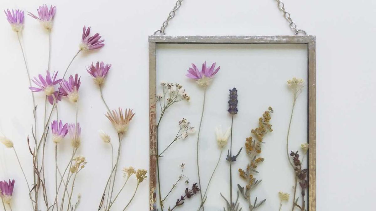 Cuadro con flores secas.