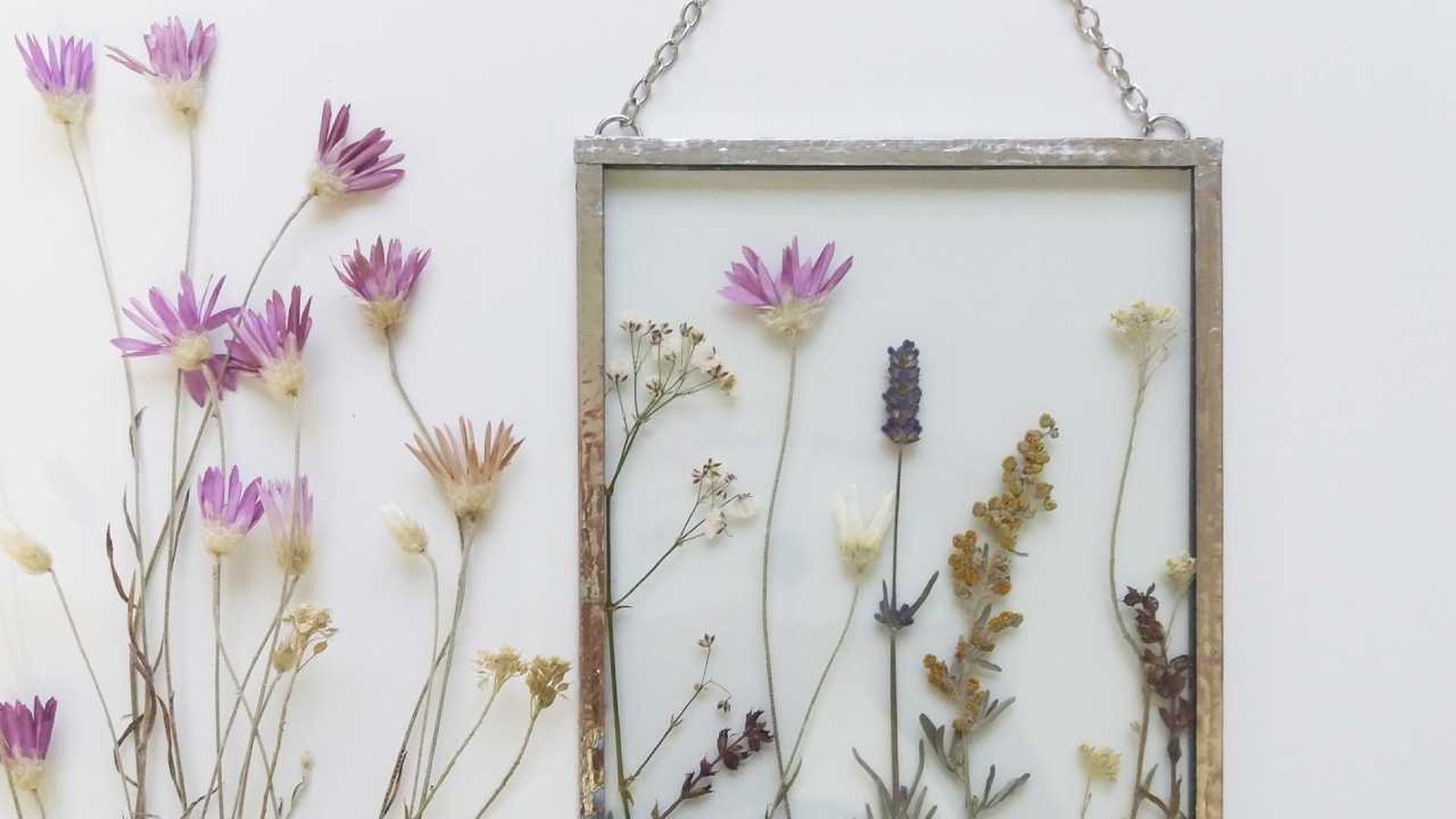 Cuadro con flores secas.