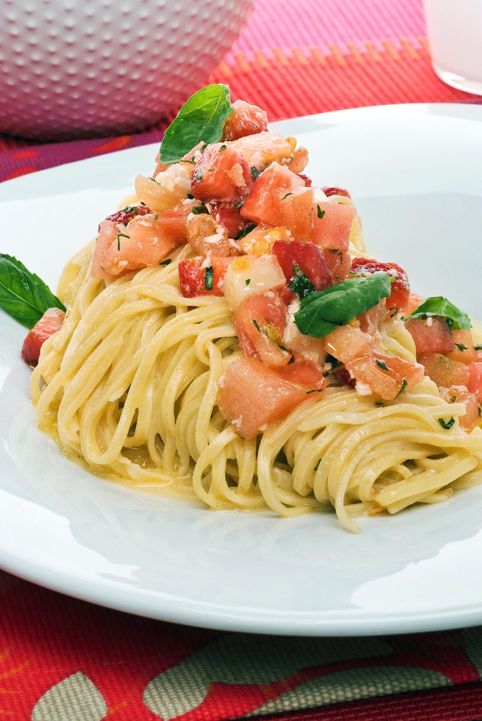 Espaguetis con fresas, tomate y albahaca xl