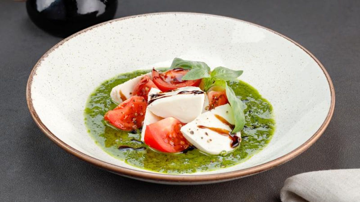 Ensalada caprese con pesto