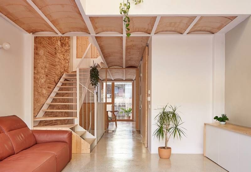 Salón amplio de una casa entre medianeras.