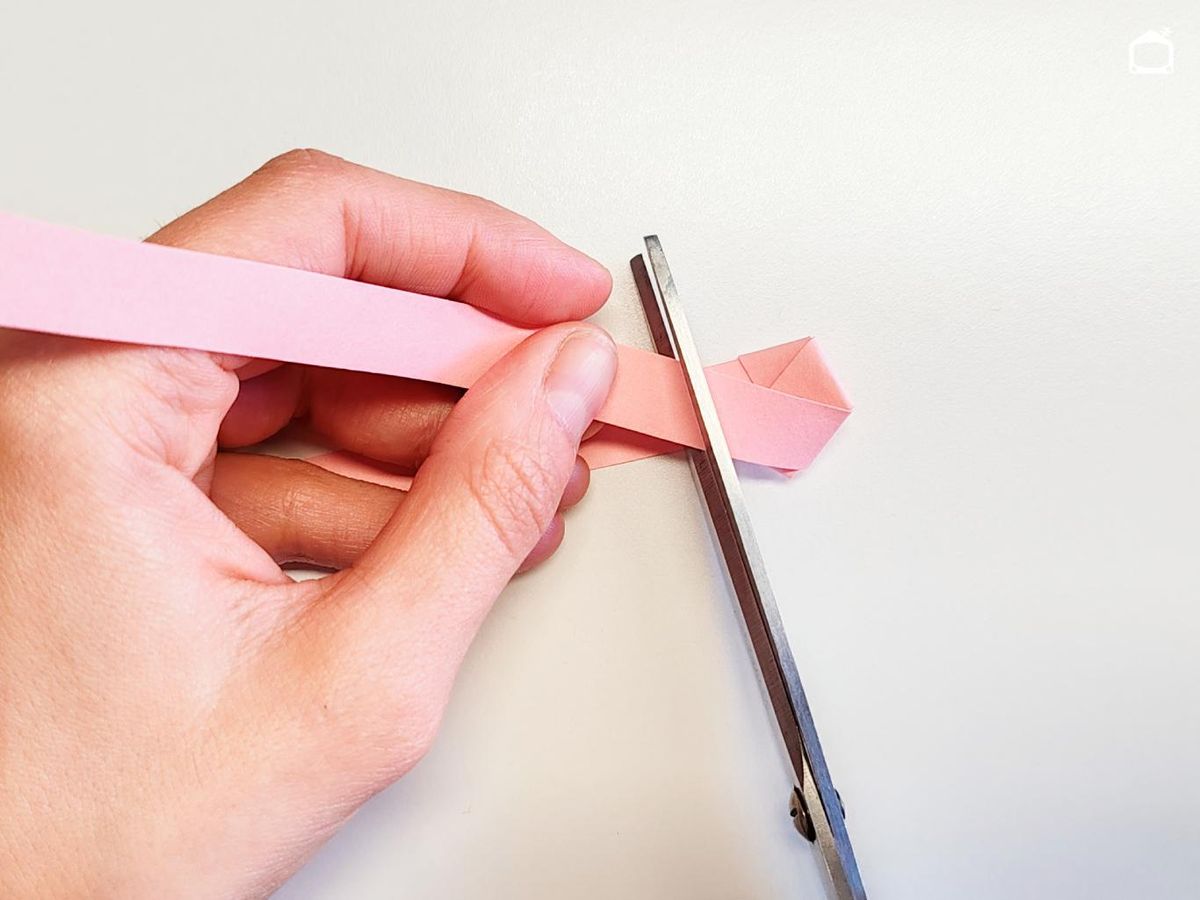 Tercer paso para hacer estrellas de papel.