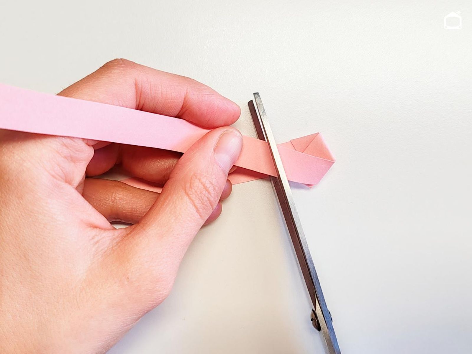 Tercer paso para hacer estrellas de papel.