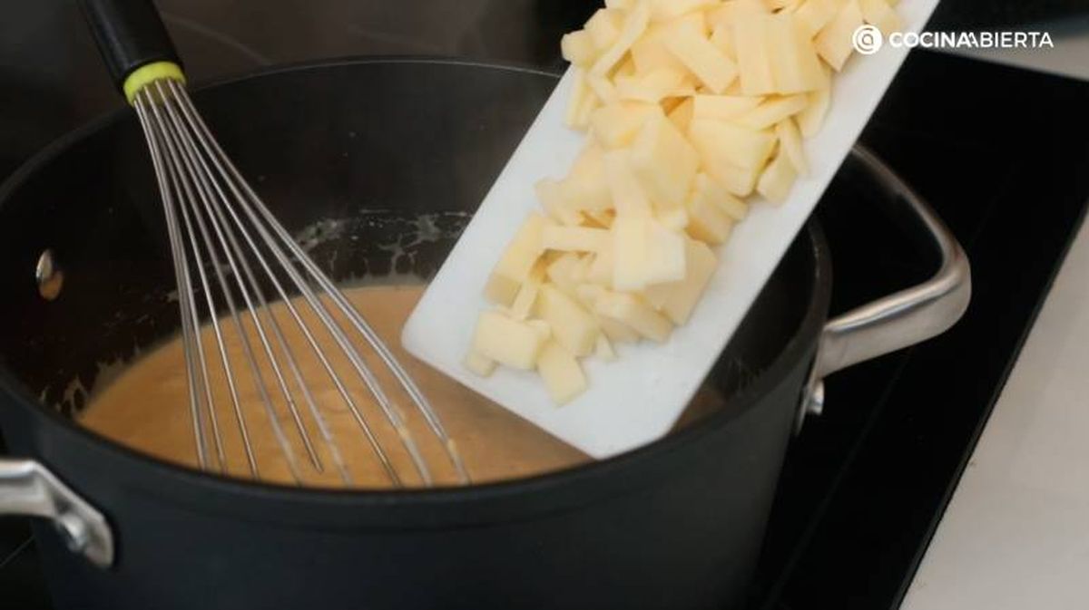 Añade el queso emmental troceado y remueve hasta fundir