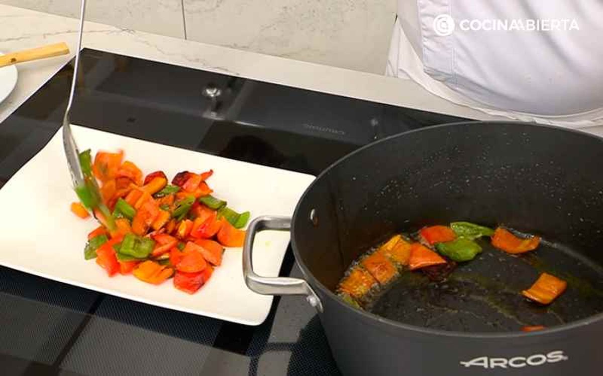 Rehoga los pimientos y reserva