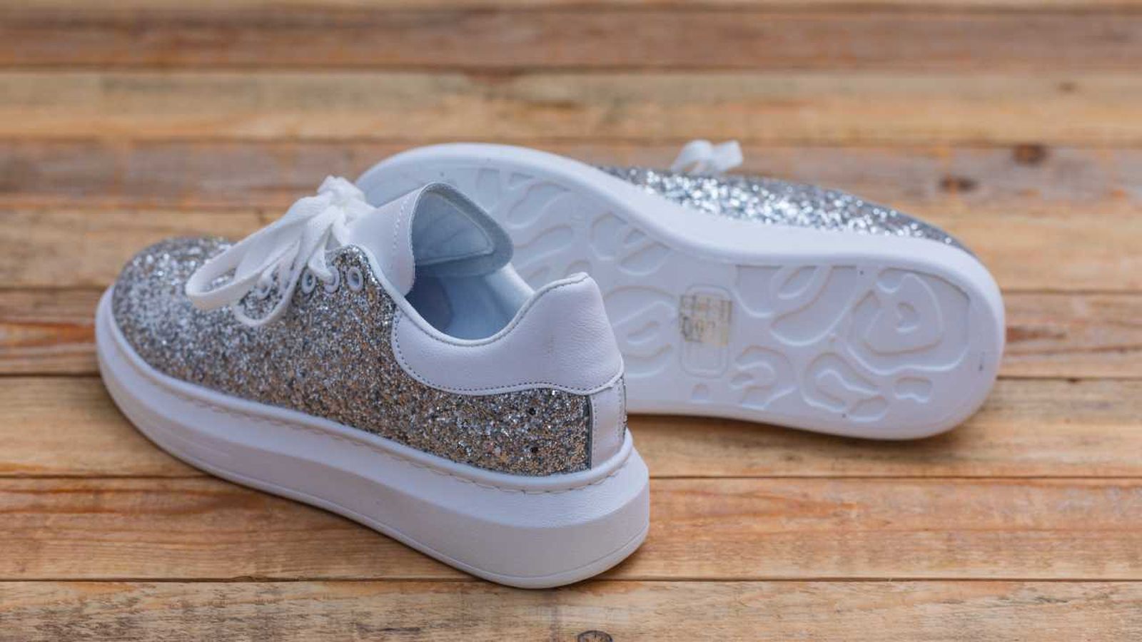 Zapatillas decoradas con purpurina plateada.