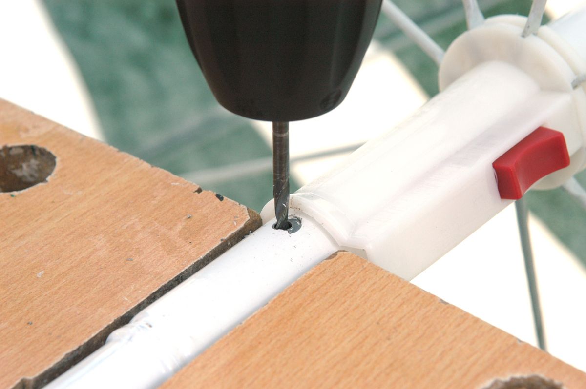 Colocar un pasador en una sombrilla averiada paso 4