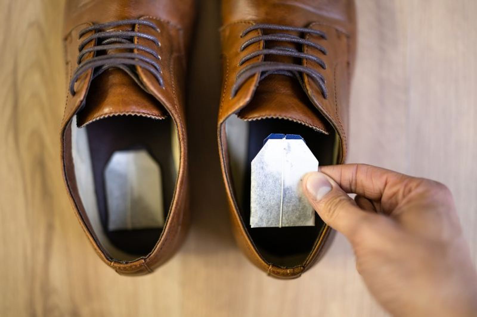 Las bolsitas de té secas absorben la humedad que propicia el mal olor en los zapatos