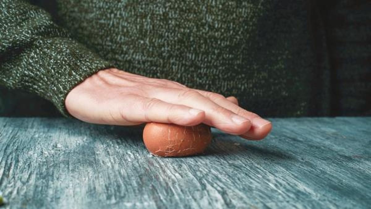 Pelar los huevos duros rodando