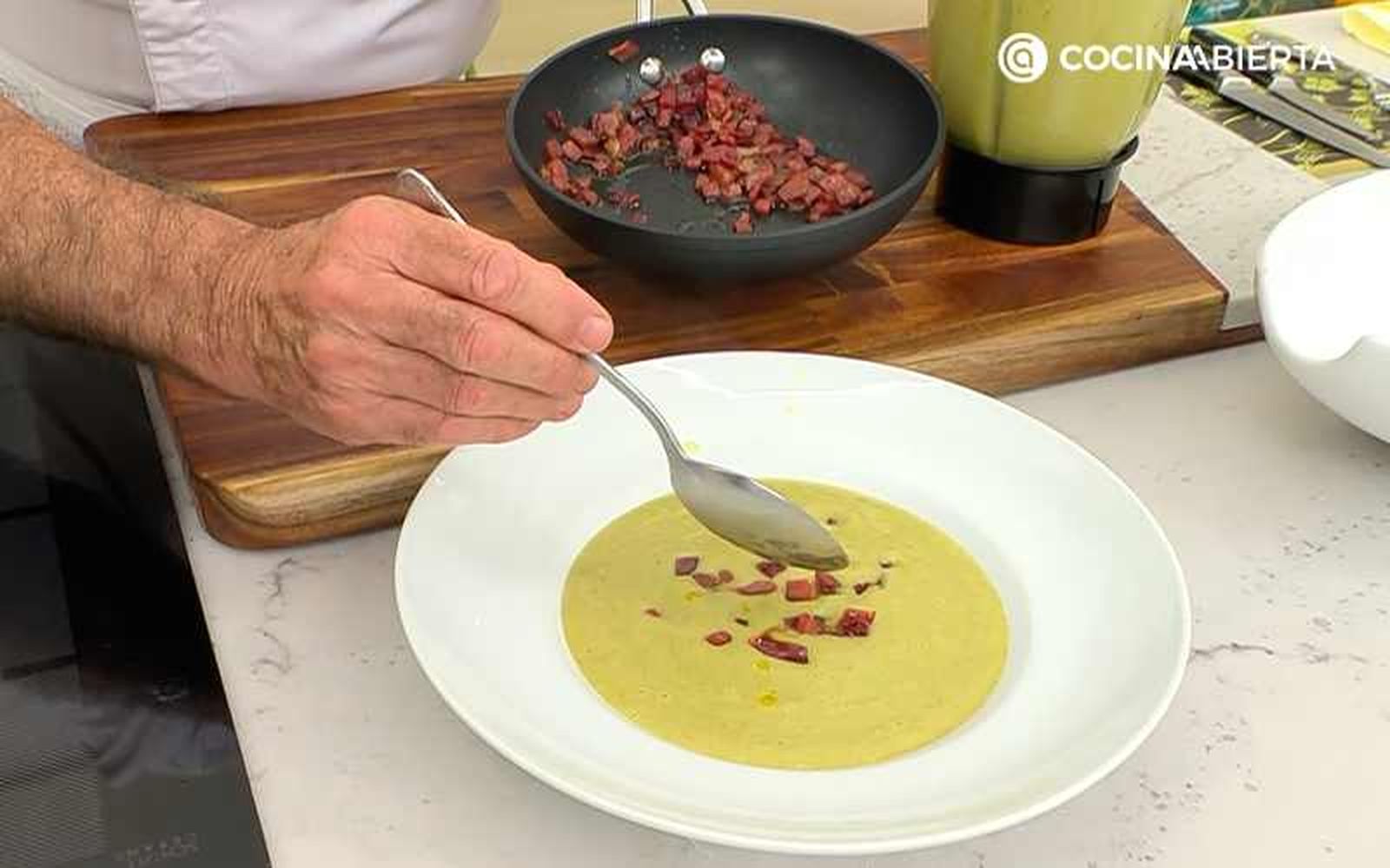 Sirve la crema con los daditos de jamón