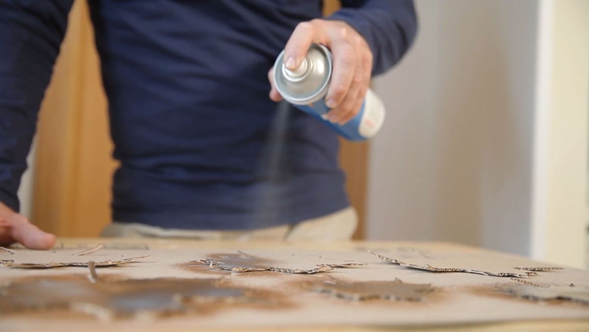 Cómo hacer hojas de cartón para decorar la pared paso 3