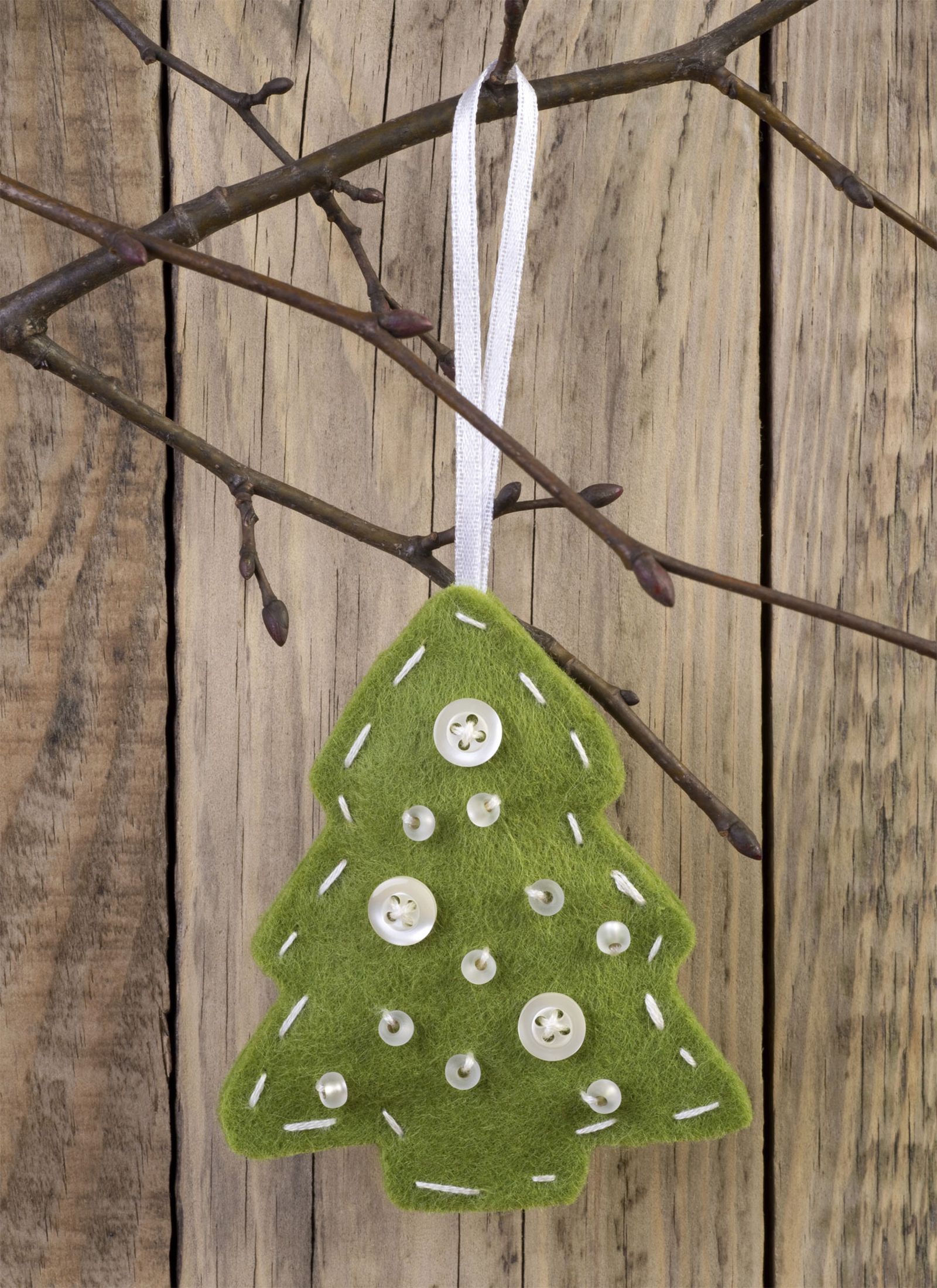 Hacer un árbol de Navidad de fieltro decorado