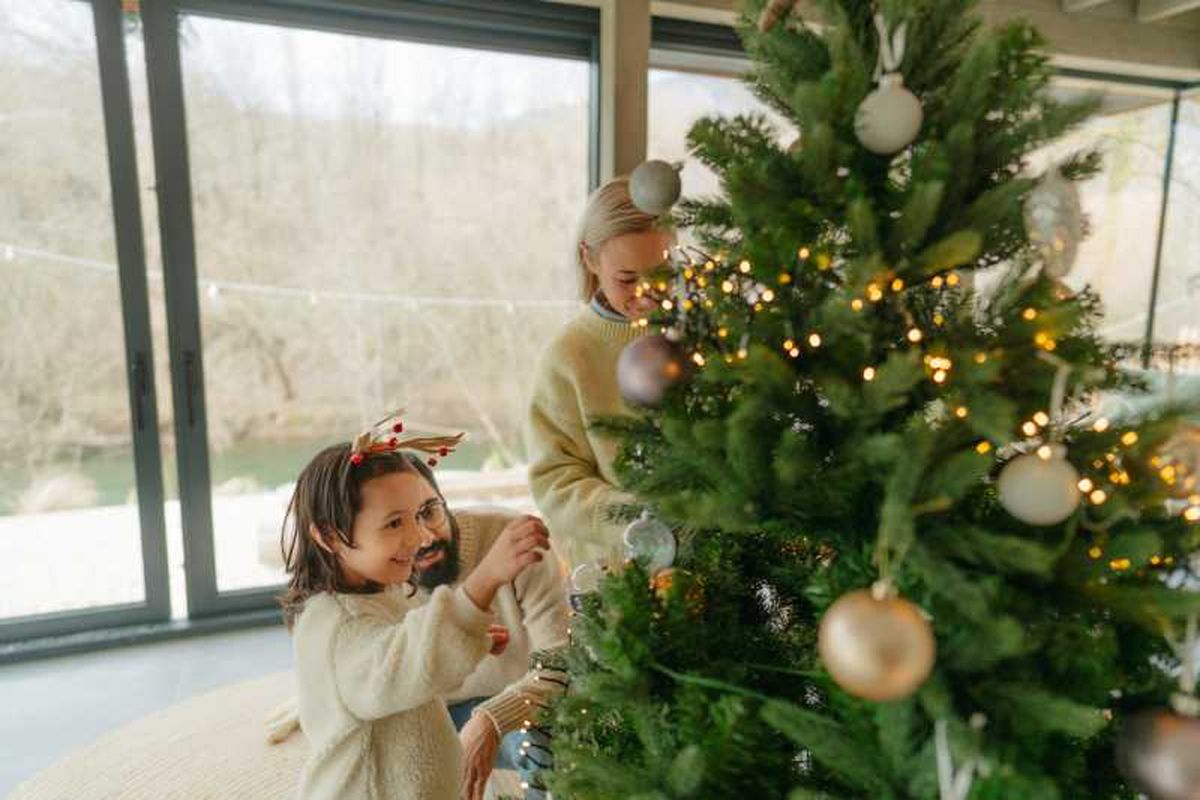 Decorar un árbol de Navidad verde en familia.